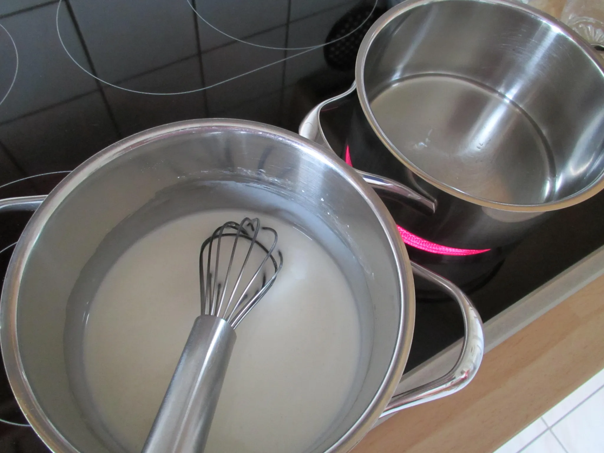 Für den Guss den gesiebten Puderzucker mit Zitronensaft und erwärmtem Pflanzenfett glatt rühren. Den Kuchen mit dem Guss bestreichen.