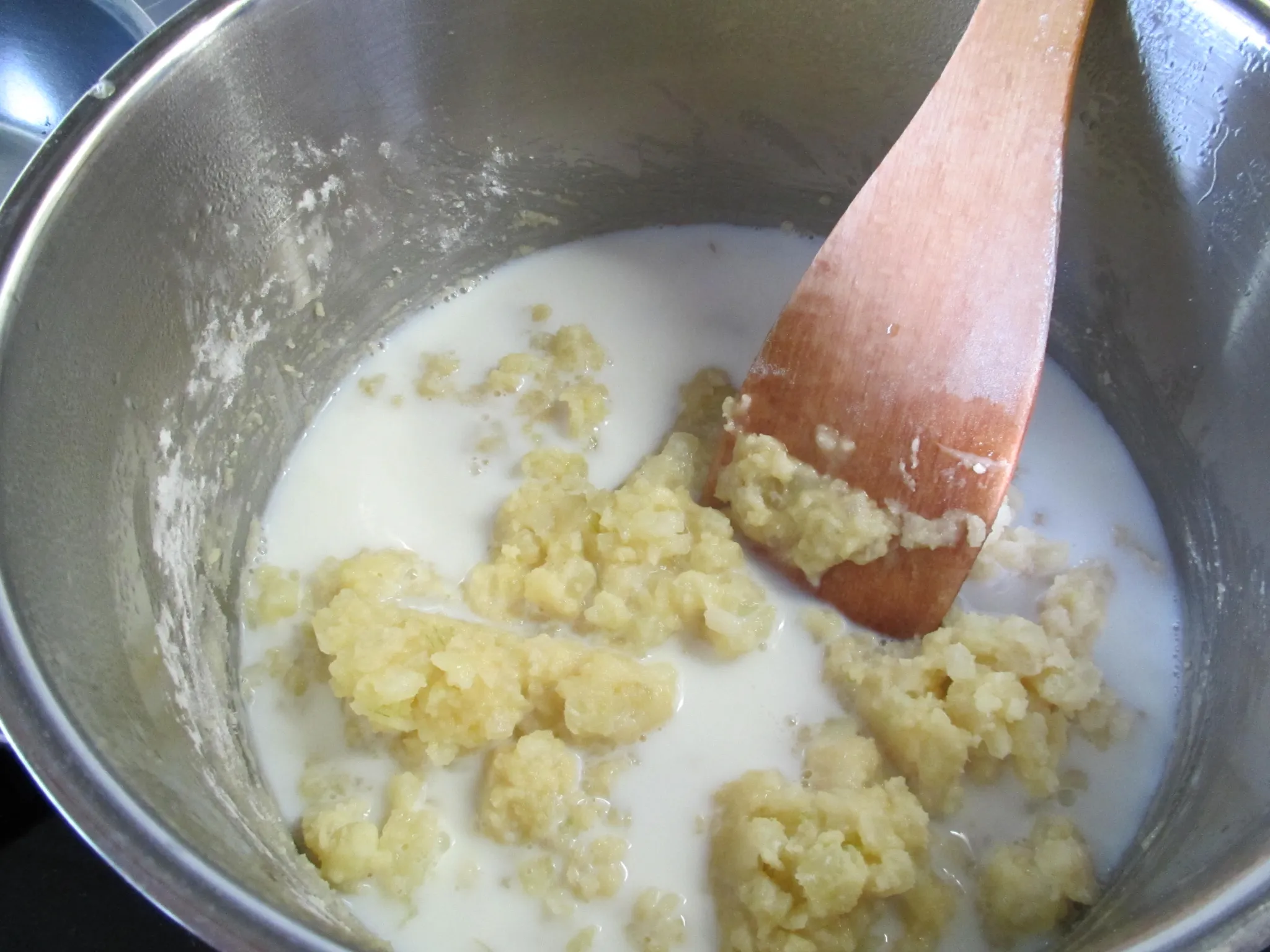 Mit Mehl bestäuben, gut umrühren, dann mit etwas Milch ablöschen. Gründlich rühren, damit keine Klümpchen entstehen.