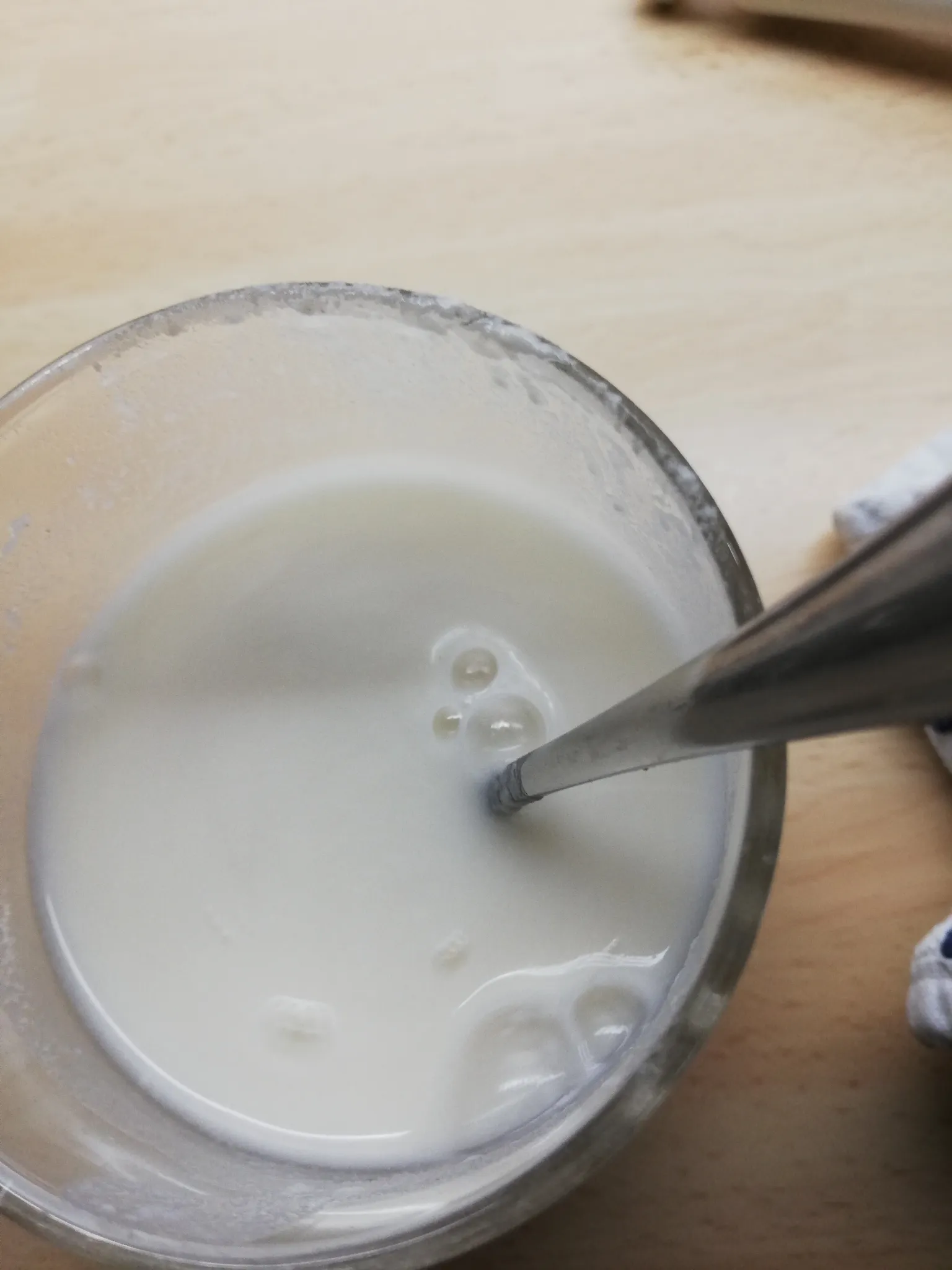 Das Mehl mit etwas Wasser in einem Glas glatt rühren, dann unter ständigem Rühren in die köchelnde Soße geben und aufkochen, bis die Soße leicht andickt.
